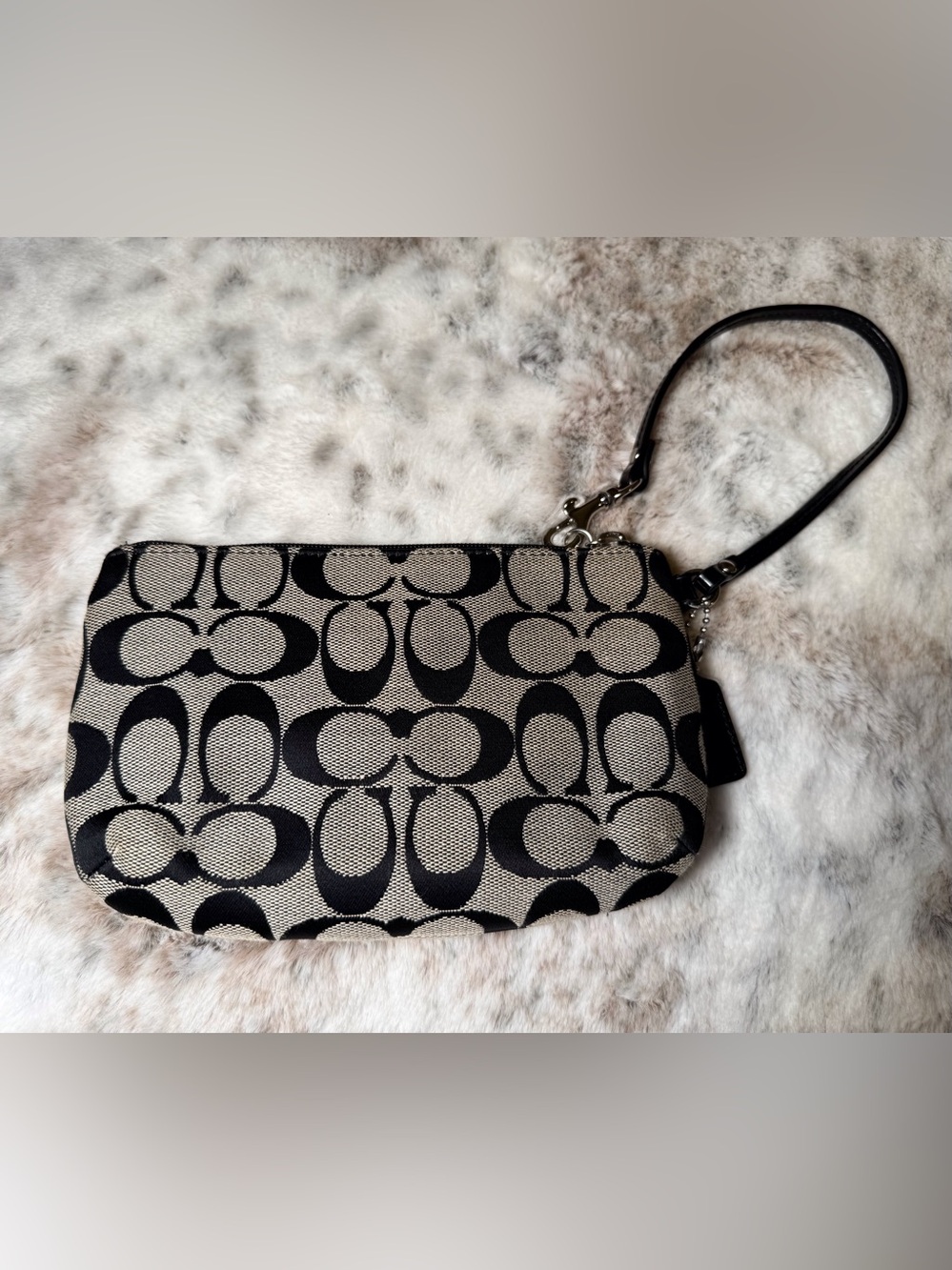 COACH  Park Medium Black and Tan Signature Turnlock Wristlet. - Picture 3 of 8